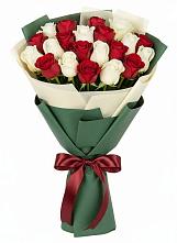 Букет Микс из красных и белых роз в Аромашево