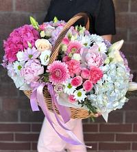Цветочная композиция из Розы, Хризантемы, Пионы и Лизиантусы в корзине в Аромашево