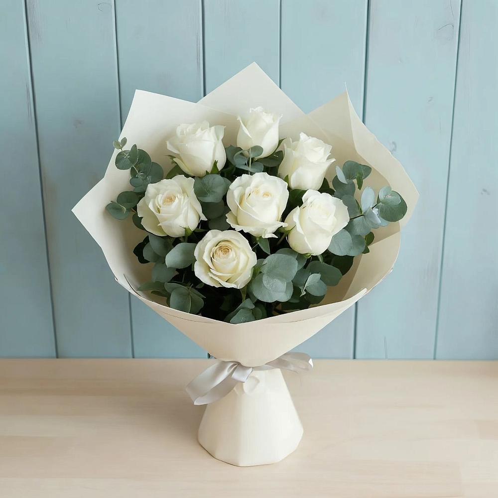Букет Белые розы в Эвкалипте в Аромашево