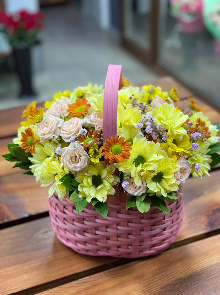 Цветочная композиция из Хризантемы и Розы в корзине в Аромашево
