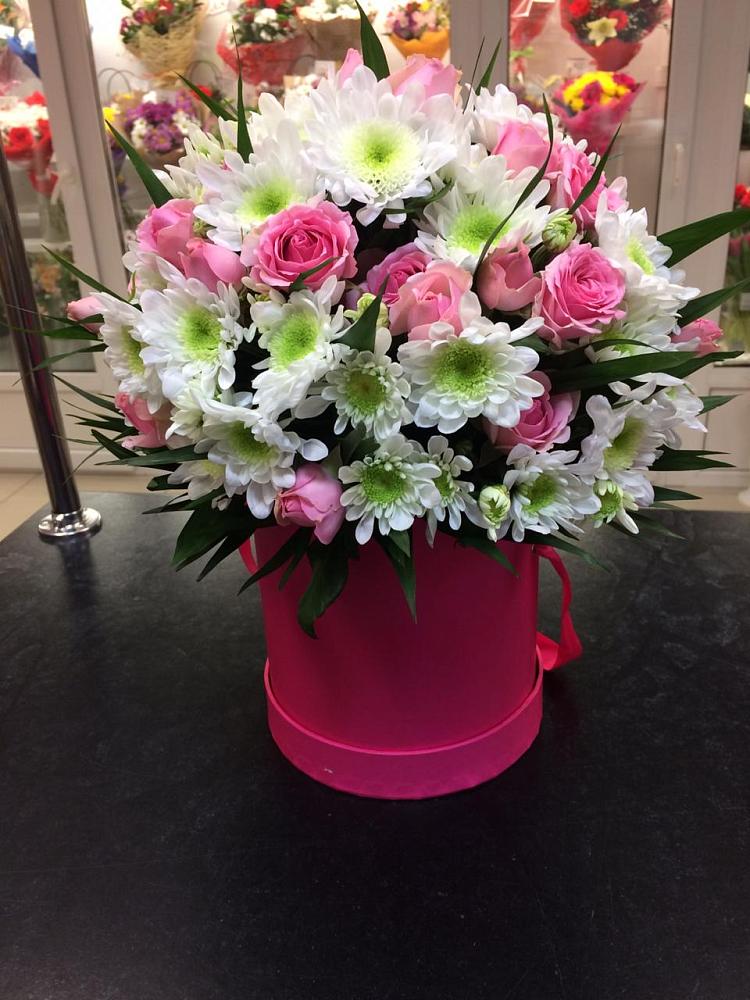 Цветочная композиция из Розы и Хризантемы в шляпной коробке в Аромашево