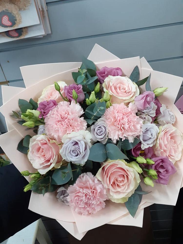 Букет цветов из: Розы, Гвоздики и Лизиантусы в Аромашево